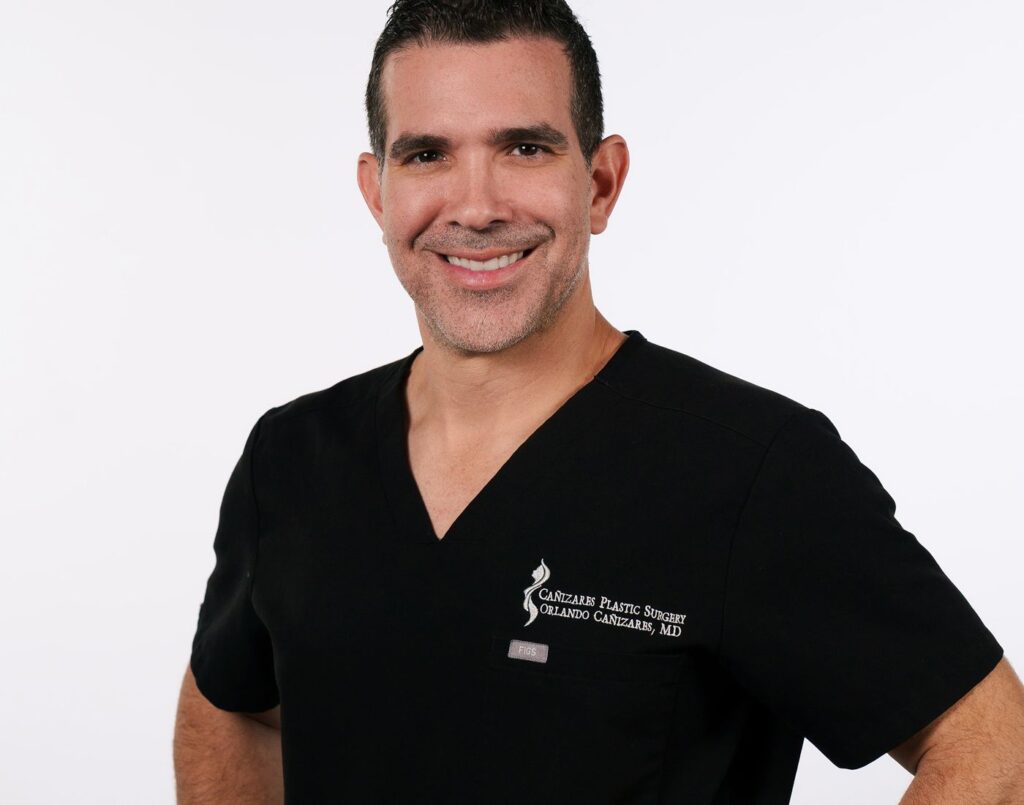 Dr. Javier Acosta – Cirujano Plástico en Lipoescultura Masculina